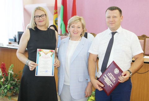 Поздравляем! Глава Костюковичского района Александра Михеенко вручила награды