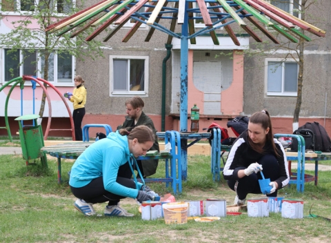 Во время республиканского субботника в Костюковичах обустроили детские площадки