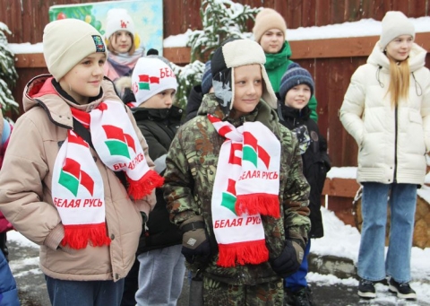 Костюковичская районная организации «Белая Русь» организовала для 20 детей поездку в резиденцию Деда Мороза в агрогородок Крапивня