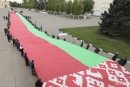 В Могилеве сшили Государственный флаг Беларуси длиной 500 метров: узнали, как создавалось полотно