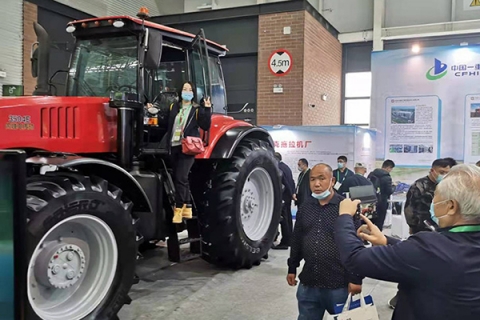Новую модель трактора МТЗ представили на выставке в Китае