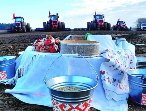 Обрядовый праздник &laquo;Засевки&raquo; прошел в&nbsp;Костюковичском районе на&nbsp;полях &laquo;Цемагро&raquo;