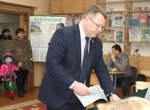 Свой гражданский долг исполнил председатель райисполкома Вячеслав Моксачев