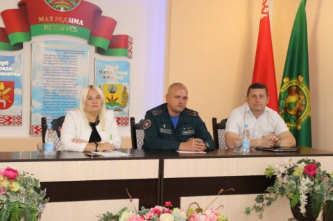 &laquo;Обеспечение безопасности жизнедеятельности: от&nbsp;кибератак до&nbsp;правил на&nbsp;дорогах&raquo;&nbsp;&amp;mdash; главная тема для встреч в&nbsp;коллективах Костюковичского района