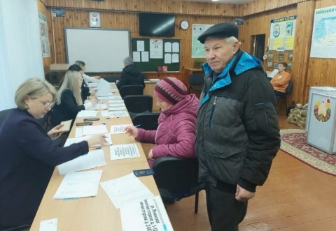 «Мы – за мир в стране»: активно проходит голосование на Костюковичском избирательном участке № 3