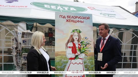 Картина БЕЛТА к&nbsp;Году белорусской женщины передана Костюковичскому краеведческому музею