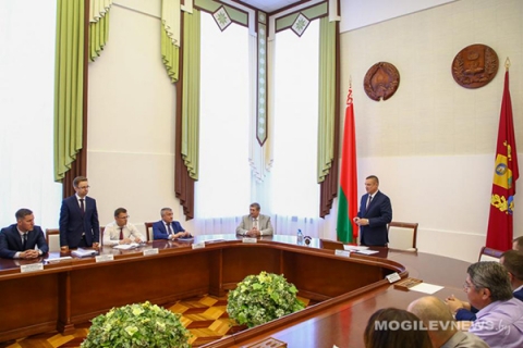 Леонид Заяц представил нового заместителя председателя Могилевского облисполкома по экономике