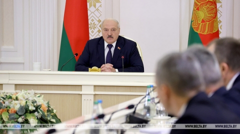 Лукашенко предложил людям выбрать из двух вариантов: жить тихо и спокойно или пройти через беду