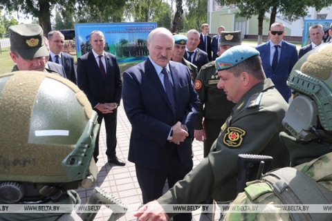 Лукашенко посещает 5-ю бригаду спецназначения в Марьиной Горке