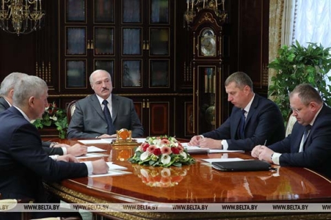 Лукашенко поддержал проект указа по зарплатам в бюджетной сфере