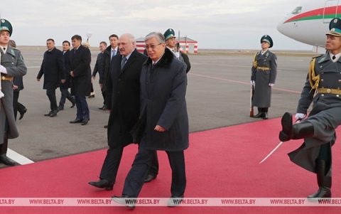 Лукашенко прибыл с официальным визитом в Нур-Султан, в аэропорту его встретил Токаев