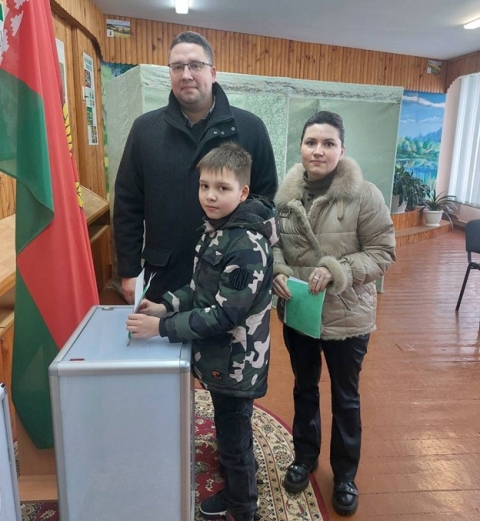 Главный врач Костюковичской центральной районной больницы Сергей Бурделев с женой и сыном пришли на выборы, чтобы отдать свой голос.