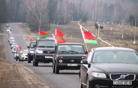 В Костюковичах с центральной площади стартовал автопробег в поддержку Президента Республики Беларусь Александра Лукашенко
