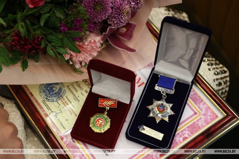 Головченко вручил медикам государственные награды