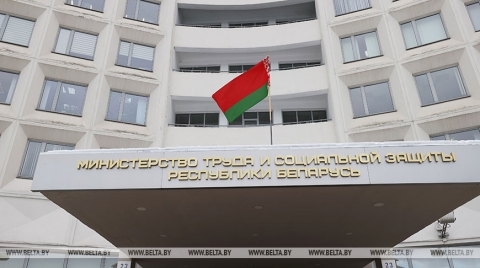 Минтруда: получатели соцвыплат должны обратиться в банк до 20 июня для открытия базового счета