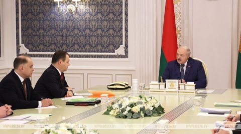Зарплата и денежное довольствие бюджетников стали темой совещания у Лукашенко