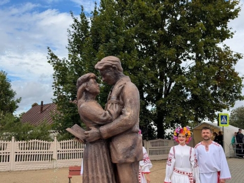 В&nbsp;Костюковичах на&nbsp;площади открыли скульптурную композицию &laquo;Алесь и&nbsp;Алеся&raquo;