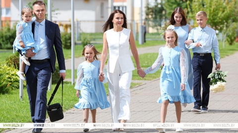 Около 93% многодетных семей уже получили матпомощь на подготовку детей к учебному году