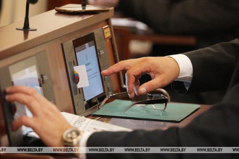 Депутаты приняли в первом чтении изменения в законы по вопросам оплаты труда бюджетников