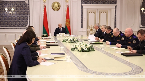 Лукашенко: нам надо сплотиться сейчас, чтобы здесь не летали ракеты и на Беларусь не бросали бомбы