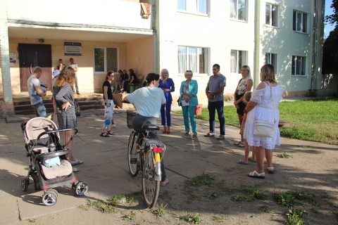 Управляющий делами Костюковичского райисполкома встретилась с жильцами общежития города