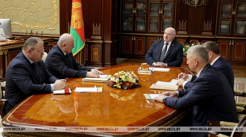О санкциях, токсичных долларе и евро, кредитовании и инфляции. Лукашенко начал рабочую неделю с ситуации в банковской сфере